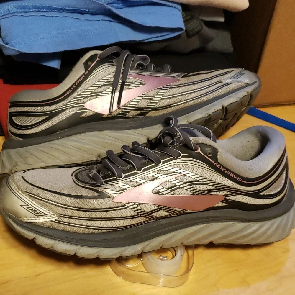 Brooks shoes - Picture 3 of 7